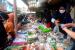 Warga membeli takjil untuk berbuka puasa di pasar sore Kampung Ramadhan Jogokariyan, Yogyakarta, Senin (4/4/2022). Pasar sore yang hanya ada saat Ramadhan ini menjual berbagai macam menu berbuka puasa. Sebanyak 270 UMKM mengikuti pasar sore yang ke-18 ini. Adanya pasar sore diharapkan bisa menghidupkan perekonomian di sekitar Masjid Jogokariyan saat Ramadhan.