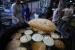 Seorang pedagang menyiapkan makanan tradisional, khajla, menjelang bulan suci Ramadhan, di Karachi, Pakistan, Selasa (21/3/2023). Mengenal Tradisi Kuliner Ramadhan di Pakistan