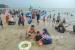 Wisatawan bermain pasir di Pantai Anyer, Kabupaten Serang. Polisi berhasil mempertemukan orangtua yang terpisah dengan anaknya di Pantai Anyer.