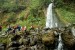  Suasana pengunjung Air Terjun Cibeureum di Taman Nasional Gunung Gede Pangrango, Bogor, Sabtu (20/9). (Republika/Raisan Al Farisi)
