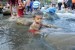   Warga Padang melakukan mandi balimau di sungai Batang Kuranji.  (Republika/Umi Nur Fadhilah)