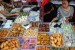 Warga membeli hidangan untuk berbuka puasa di Pasar Takjil Benhil, Kamis (18/6).  (Republika/Yasin Habibi)