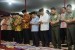  Presiden Joko Widodo bersama Wapres Jusuf Kalla, Ketua MPR Zulkifli Hasan, Jaksa Agung Prasetyo dan Panglima TNI Jenderal TNI Moeldoko mengikuti salat magrib usai berbuka puasa bersama di Mabes TNI Cilangkap, Jakarta, Selasa (7/7).  (Antara//Yudhi Mahatma