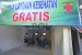 Posko pelayanan kesehatan gratis di kawasan rest area Tol Cikampek, Jawa Barat, Sabtu (11/7). (Republika/Rakhmawaty La'lang)