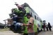 Petugas memeriksa sepeda motor yang diangkut di bagian belakang bus di Terminal Induk Mamboro, Palu, Sulawesi Tengah.  (Antara/Basri Marzuki)