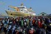  Para pemudik motor dari Jakarta turun dari kapal KM Dobonsolo setibanya di Pelabuhan Tanjung Emas Semarang, Jateng, Ahad (12/7).  (Antara/R. Rekotomo)