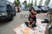 Sejumlah pemudik menggunakan jasa tukang pijat di Rest Area 226 Jalan Tol Palikanci, Jawa Barat, Ahad (12/7). (Republika/Raisan Al Farisi)