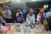   Petugas dari Badan Pengawas Obat dan Makanan (BPOM) menunjukan jenis-jenis makanan yang berbahaya kepada warga yang mengunjungi Car Free Day (CFD) Thamrin, Jakarta, Ahad (13/9). (Republika/Raisan Al Farisi)