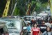 Karena macet, pengunjung harus berjalan kaki cukup jauh dari parkiran menuju tempat wisata De Ranch, Jalan Maribaya Lembang, Kabupaten Bandung Barat, Kamis (7/7). (Republika/Edi Yusuf)