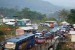Kemacetan arus lalulintas di jalur selatan Jawa Barat (Jabar) saat melintasi tanjakan Gentong, Kecamatan Kadipaten, Kabupaten Tasikmalaya, Sabtu (9/7) sore. (Republika/Fuji E Permana)