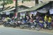Kendaraan roda dua pemudik terparkir di warung-warung Jalan Raya Kadipaten- Pamoyanan, Kecamatan Gentong, Kabupaten Tasikmalaya. 
