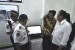 Menteri Perhubungan Budi Karya Sumadi (kanan) meninjau volume kendaraan melalui CCTV di Posko Induk Dinas Perhubungan Nagreg pada arus mudik H-1 Lebaran, Jalan Nagreg, Kabupaten Bandung, Sabtu (24/6).