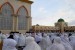 Jamaah wanita memadati sebagian teras timur Masjid Hubbul Wathan Islamic Center di Kota Mataram NTB untuk melaksanakan shalat Idul Fitri 1438 H pada Ahad (25/6) pagi.  