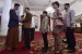 Presiden Joko Widodo (kiri) menerima Ketua DPR Setya Novanto (kedua kiri) beserta keluarga saat open house Hari Raya Idul Fitri 1438 Hijriah di Istana Negara, Jakarta, Ahad (25/6) (Ilustrasi)