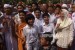 Walikota Surabaya Tri Rismaharini (kanan) menyapa sejumlah anak yang mengikuti upacara hari jadi Kota Surabaya ke-725 di Taman Surya, Surabaya, Jawa Timur, Kamis (31/5). 