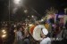 Umat muslim memukul beduk saat malam takbiran di Jalan K.H. Mas Mansyur, Tanah Abang, Jakarta, Kamis (14/6).