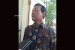 Gubernur DIY Sri Sultan Hamengku Buwono X saat diwawancara wartawan  di Depan Gedhong Wilis Kepatihan Yogyakarta, Senin (17/12).