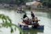 Sejumlah pengunjung memanfaatkan liburan akhir pekan dengan perahu mengelilingi Situ Rawa Gede, Bojong Menteng, Bekasi, Jawa Barat, Minggu (20/1/2019).