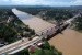 Sejumlah kendaraan melintasi Jembatan Sungai Dareh lama di samping Jembatan Sungai Dareh baru yang masih dalam proses pembangunan di Jalan Lintas Sumatera Sumbar-Jambi, Pulau Punjung, Dharmasraya, Sumatera Barat, Sabtu (30/3/2019).