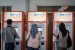 Calon penumpang memesan tiket kereta api melalui mesin pemesanan tiket di Stasiun Balapan, Solo, Jawa Tengah, Sabtu (4/5/2019). 