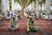 Sejumlah umat muslim bertadarus Alquran di Masjid Nabawi, Madinah, Arab Saudi.