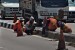 Pekerja PT Adhi Karya melakukan pengecatan median jalan di KM 19+700 di ruas Jalan Diponegoro Ungaran, Kabupaten Semarang, Jumat (10/5). Pekerjaan pemeliharaan jalan KBK ruas Banyumanik- Bawen ini juga diperuntukkan bagi penyiapan jalur utama non tol untuk mudik Lebaran tahun ini.
