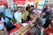 Bazar Rakyat yang digelar Yayasan Muslim Sinar Mas di Madrasah  Muallimin Yogyakarta, Senin (13/5).