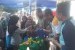 Warga tengah mengantri membeli sembako di acara bazar sembako murah Ramadhan di halaman kantor Pusat Pengembangan Sumberdaya Kemetrologian, Parongpong, Kabupaten Bandung Barat, Kamis (16/5).