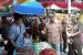 Gubernur Sumbar Irwan Prayitno saat memantau pasar murah di halaman Kantor Gubernur, Selasa (21/5)
