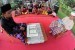 Juri (kanan) menyimak peserta lomba membaca Alquran di Kampung Beberan, Serang, Banten, Selasa (21/5/2019).