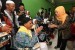 Gubernur Jawa Timur Khofifah Indar Parawansa (kanan) menyambut sejumlah jamaah calon haji di asrama haji embarkasi Surabaya, Jawa Timur, Jumat (5/7/2019). 