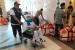 Seorang petugas membantu jamaah yang menggunakan  kursi roda saat tiba di pemondokan di Madinah, Rabu (17/7)  pagi waktu Arab Saudi. Rata-rata sekitar 20-25 jamaah dalam setiap kloter menggunakan kursi roda. 