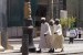 Arab Saudi Teken MoU Haji dengan Mesir dan Sudan. Foto ilustrasi sejumlah jamaah haji asal Sudan berjalan bersama rombongannya menuju ke Masjid Nabawi, Madinah.