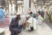 Sejumlah jamaah haji meminum air zamzam di Masjid Nabawi, Madinah, Sabtu (27/7). Sebagian jamaah membawa air zamzam ke pemondokannya untuk diminum di kamar. 