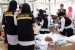 Jumlah Petugas Kesehatan Haji Indonesia Terbanyak di Dunia. Petugas memberikan perawatan kepada jamaah haji Indonesia yang sebagian besar akibat kelelahan dan dehidrasi di Posko Kesehatan Mekkah, Arab Saudi, Minggu (11/8/2019). 