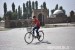 Presiden Tajikistan Desak Petani Tunda Puasa Ramadhan. Seorang warga bersepeda melintas di depan bangunan madrasah di komplek kota tua Hisor (Hissar), Tajikistan.