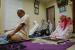 Contoh Khutbah Idul Fitri di Rumah dari PBNU. Foto ilustrasi: Satu keluarga melaksanakan sholat Idul Fitri berjamaah di rumah.