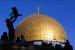  Seorang anak Palestina bermain bersama ayahnya berpose dengan latar Masjid Kubah Batu usai melaksanakan sholat Idul Fitri di Kompleks Masjid Al Aqsa, Yerusalem beberapa tahun lalu.  