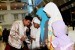 Ahmad Zabadi memberikan santunan kepada anak yatim piatu.