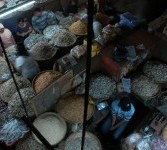 Aktivitas jual beli di Pasar Tradisional Beringharjo, Yogyakarta. Pasar ini termasuk destinasi wisata favorit di DIY Yogyakarta. 