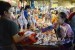 Aktivitas pengunjung berbelanja ayam potong jelang Ramadhan, di Pasar Kosambi, Kota Bandung, Ahad (5/5).