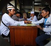 Amil zakat di Masjid Istiqlal menerima zakat fitrah dari warga (Ilustrasi)