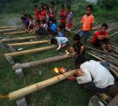 Anak-anak Kampung Kaong, Kecamatan Cipocok, Serang, Banten, bermain meriam bambu atau 
