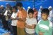 anak-anak pengungsi erupsi sinabung sedang melaksanakan shalat berjamaah