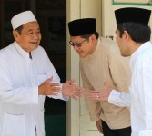 Anas Urbaningrum dan pemimpin ponpes Krapyak Jogja, KH Atabik Ali (kanan) diterima oleh KH Abdullah Faqih, pemimpin Ponpes Langitan, di Ponpes Langitan, Tuban, Jawa Timur, Sabtu (3/9).