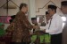 Anggito Abimanyu menyerahkan sertifikat pembimbing manasik haji profesional di IAIN Wolisongo Semarang (Ilustrasi)