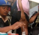 Anggota dokter kesehatan (Dokkes) Polrestabes Surabaya melakukan pemeriksaan terhadap pegawai sebuah tempat karaoke di Surabaya, Jawa Timur.