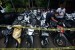  Anggota kepolisian memeriksa barang bukti berupa sepeda motor saat rilis pengungkapan kasus begal di lapangan parkir Polres Metro Penjaringan, Jakarta Utara, Senin (16/3).  (Republika/Raisan Al Farisi)