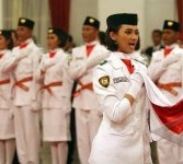 Anggota Pasukan Pengibar Bendera Pusaka (Paskibraka) Tahun 2011 membaca Ikrar di hadapan Presiden SBY pada acara pengukuhan di Istana Negara, Jakarta, Senin (15/8).