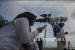 Anggota tim Rukyatul Hilal Kanwil Kementerian Agama mencari posisi bulan dengan teleskop terprogram saat pengamatan bulan untuk menentukan mulainya puasa.